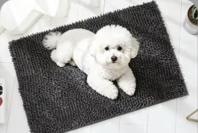 Hond op de ModderMat in de keuken